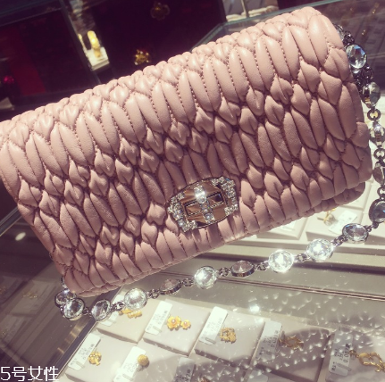 miumiu是幾線品牌？最具有少女心的時(shí)尚品牌