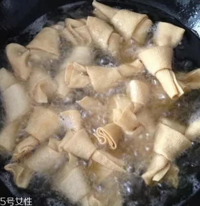 豆腐皮能油炸嗎？火候太猛容易炸糊