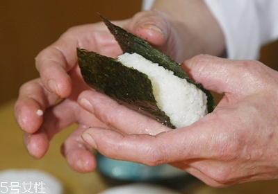 三角海苔飯團怎么包 海苔基本4種包法