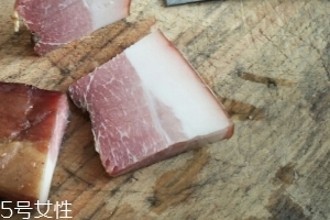 煙熏臘肉是熟的嗎？是生肉腌制的