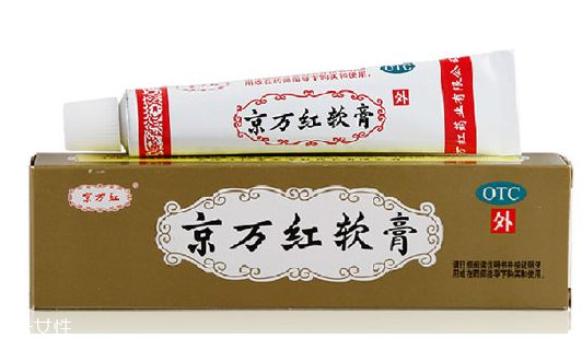 京萬(wàn)紅軟膏的用途 京萬(wàn)紅軟膏治什么?。?></p><h3>燙傷小知識(shí)</h3><p>由于低溫燙傷常發(fā)生在人體下肢。一般情況下，皮膚與低溫?zé)嵩炊虝r(shí)間接觸，僅造成真皮淺層的水皰型燙傷，但如果低溫?zé)嵩闯掷m(xù)作用，就會(huì)逐漸發(fā)展為真皮深層及皮下各層組織燙傷。低溫燙傷和高溫引起的燙傷不同，創(chuàng)面疼痛感不十分明顯，僅在皮膚上出現(xiàn)紅腫、水皰、脫皮或者發(fā)白的現(xiàn)象，面積也不大，燙傷皮膚表面看上去燙傷不太嚴(yán)重，但創(chuàng)面深嚴(yán)重者甚至?xí)斐缮畈拷M織壞死，如果處理不當(dāng)，嚴(yán)重會(huì)發(fā)生潰爛，長(zhǎng)時(shí)間都無(wú)法愈合。燙傷的嚴(yán)重程度主要根據(jù)燙傷的部位、面積大小和燙傷的深淺度來(lái)判斷。燙傷在頭面部，或雖不在頭面部，但燙傷面積大、深度深的，都屬于嚴(yán)重者。</p><p style=