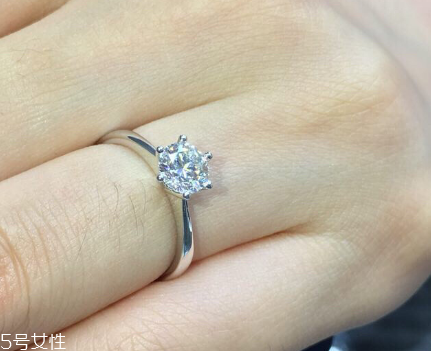 鉆戒是訂婚買還是結(jié)婚買？鉆戒訂婚就要買嗎？