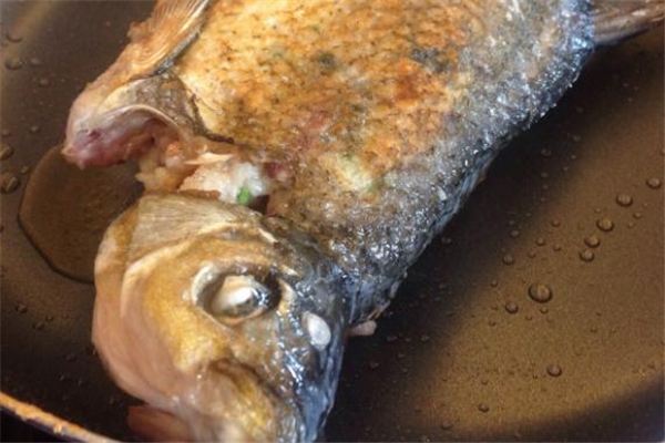 煎釀鯪魚(yú)的做法 著名廣東菜食譜