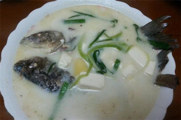 鯽魚豆腐湯用什么豆腐 鯽魚豆腐湯豆腐要煎嗎