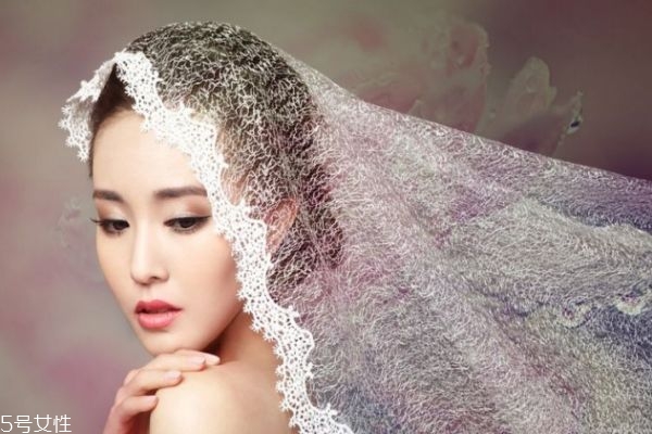 結(jié)婚要化什么妝呢 結(jié)婚的妝應(yīng)該怎么化呢