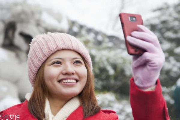 手上出現(xiàn)凍瘡應該怎么辦呢 什么原因造成的凍瘡呢