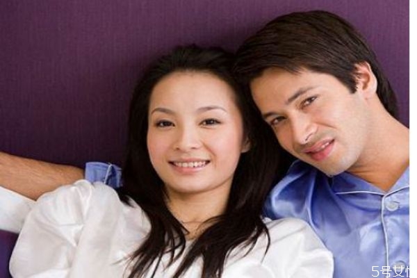 男人會(huì)假裝愛(ài)一個(gè)女人嗎 渣男不愛(ài)你假裝愛(ài)你的表現(xiàn)