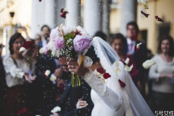 女人出軌后一定要離婚嗎 女人出軌離婚后悔的表現(xiàn)