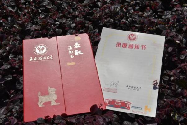 高校1.6米長(zhǎng)卷軸式錄取通知書 寓意展開(kāi)新的人生