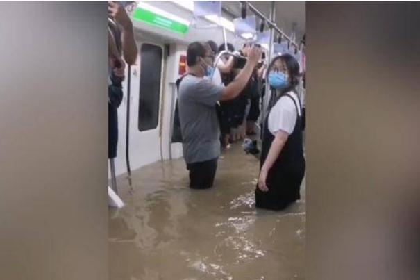 鄭州地鐵被困者講述驚魂120分鐘 大暴雨的降水量是多少