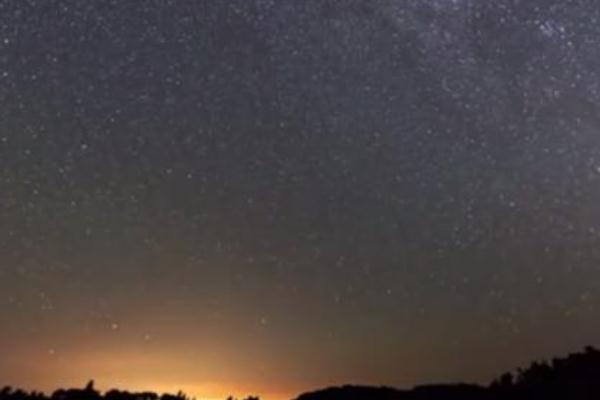 40秒回顧英仙座流星雨劃過天際 “流星雨”是怎么形成的