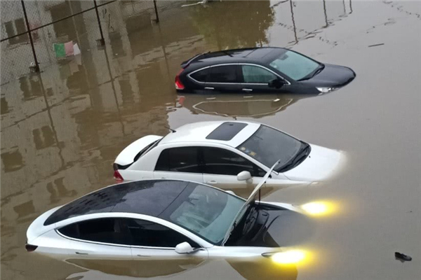 北京駕車涉水被困2人遇難 汽車涉水時應(yīng)該怎樣通過