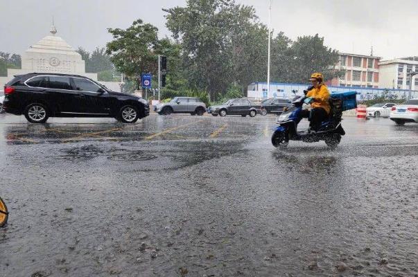 河南本輪強(qiáng)降雨與720暴雨有何不同 暴雨時在野外怎么辦