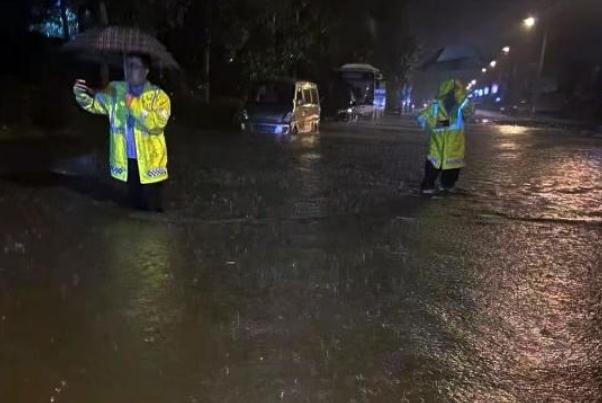 杭州昨晚暴雨突襲:開車如行船 下暴雨有什么辦法擋水