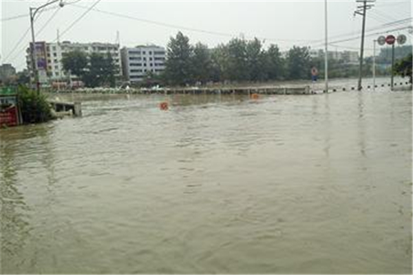 鄭州一隧道積水涌出如瀑布 下雨積水怎么排