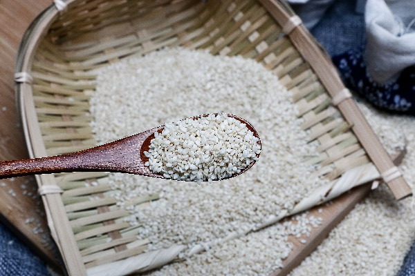 白芝麻和黑芝麻的區(qū)別 白芝麻和黑芝麻哪個(gè)好