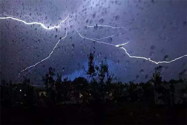 暴雨可以出行嗎 暴雨出行注意事項