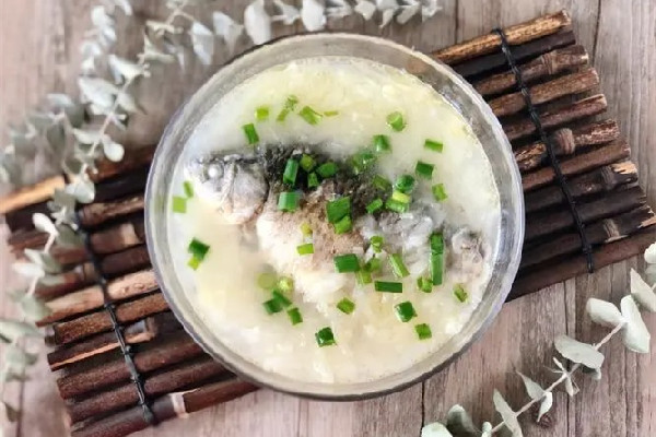 鯽魚湯和豬蹄湯哪個下奶效果好 鯽魚湯的營養(yǎng)在肉里還是在湯里