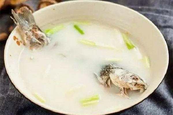 鯽魚和什么一起燉最有營養(yǎng) 鯽魚燉什么下奶快奶水多