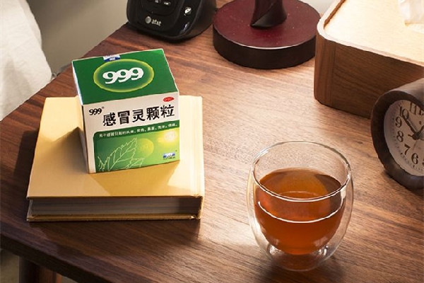 999感冒靈顆粒和布洛芬能一起吃嗎 999感冒靈顆?？梢院桶⒛髁帜z囊一起吃嗎