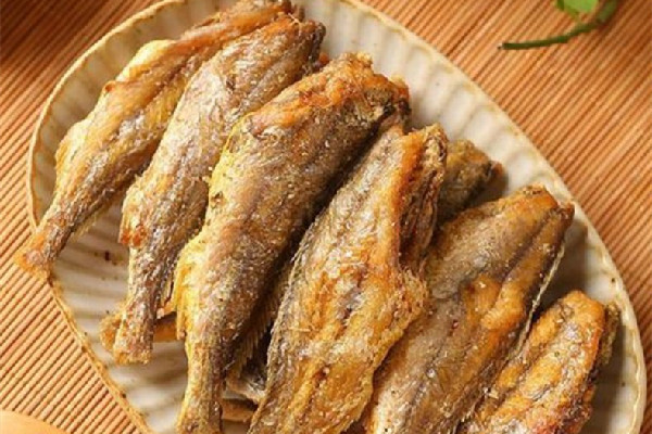 炸小黃魚(yú)裹什么粉 炸小黃魚(yú)可以裹面包糠嗎